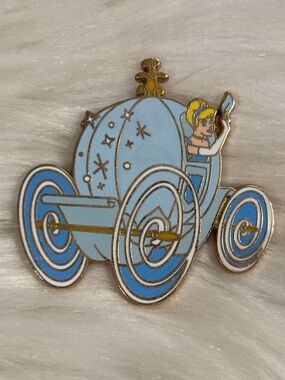 DLR ALL ROADS LEAD TO HAPPIEST HOMECOMING ON EARTH COLLECTION CINDERELLA PIN